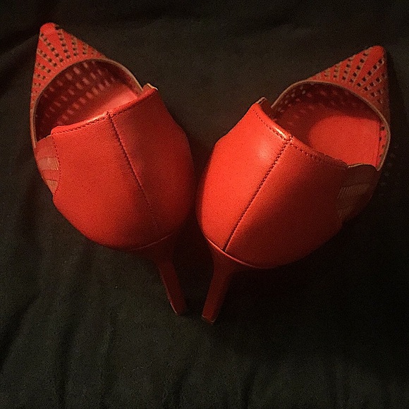 👠💥HOST PICK💥MANOLO BLAHNIK - LEATHER CUTOUT ACCENT PUMPS - Picture 4 of 13